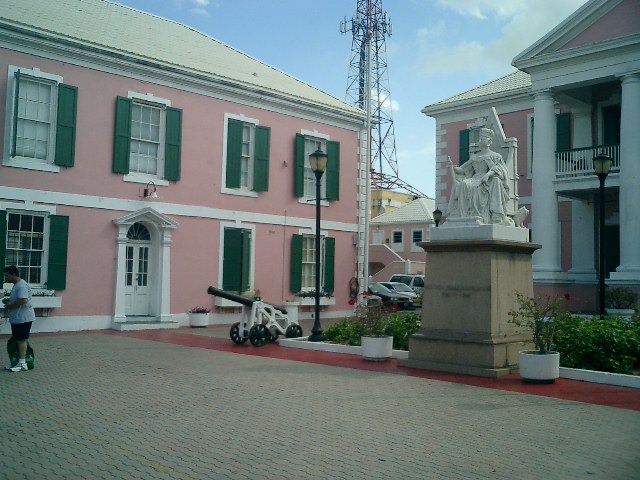 Another lovely view of hte pink building. Click to display the image.